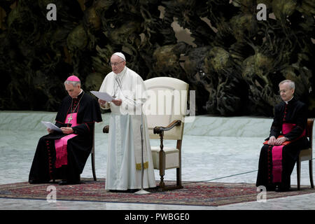 Città del Vaticano il Vaticano. 15 ottobre, 2018. Papa Francesco assiste un pubblico per persone provenienti da El Salvador in Aula Paolo VI. Papa Francesco domenica canonizzato il martire di Salvadoran l Arcivescovo Oscar Romero, uno dei più importanti e ha contestato la figura del XX secolo la chiesa cattolica. Credito: Giuseppe Ciccia/Alamy Live News Foto Stock