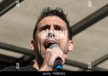 London, Greater London, Regno Unito. Xiii oct, 2018. Yannis Gourtsoyannis, Momentum NEC & leader attivista junior in BMA parlando alla manifestazione antifascista contro la DFLA a Londra.contatore dimostrazione organizzata da uniti contro il razzismo e l'islamofobia, sindacati e Stand fino al razzismo hanno marciato dal Palazzo Vecchio Cantiere di Whitehall nel tentativo di bloccare il percorso di calcio democratico Lads Alliance (DFLA) marzo a Londra. Durante la dimostrazione del contatore ci sono stati incidenti in cui DFLA sostenitori ha tentato di avvicinarsi all'anti-razzista manifestanti, che erano controllati da Foto Stock