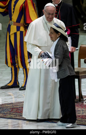 Città del Vaticano il Vaticano. 15 ottobre, 2018. Il papa saluta Francesco Angelita Morales, Saint Oscar Romero's assistente personale, nel corso di una udienza per persone provenienti da El Salvador in Aula Paolo VI. Papa Francesco domenica canonizzato il martire di Salvadoran l Arcivescovo Oscar Romero, uno dei più importanti e ha contestato la figura del XX secolo la chiesa cattolica. Credito: Giuseppe Ciccia/Alamy Live News Foto Stock