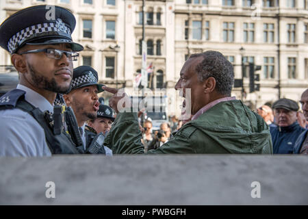 London, Greater London, Regno Unito. Xiii oct, 2018. I sostenitori del Football Lads Alliance (DFLA) si scontrano con la polizia nel tentativo di avvicinarsi alla dimostrazione antifascista contro la DFLA a Londra.contatore dimostrazione organizzata da uniti contro il razzismo e l'islamofobia, sindacati e Stand fino al razzismo hanno marciato dal Palazzo Vecchio Cantiere di Whitehall nel tentativo di bloccare il percorso di calcio democratico Lads Alliance (DFLA) marzo a Londra. Durante la dimostrazione del contatore ci sono stati incidenti in cui DFLA sostenitori ha tentato di avvicinarsi all'anti-razzista manifestanti, che erano Foto Stock