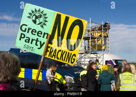 No Fracking segni inLittle Plumpton, Blackpool, Lancashire, Regno Unito. 15 ott 2018. Partito dei Verdi i manifestanti si riuniscono per manifestare contro l'inizio delle operazioni di Fracking per gas di scisto all'Esplorazione Caudrilla sito. Fracking è dovuta a iniziare dopo l'ultima sfida giuridica per impedire la realizzazione di operazioni non riuscito alla Corte Suprema, spianando la strada per l'avvio di fluido ad alta pressione il cracking di scisti Bowland. Credito: MediaWorldImages/AlamyLiveNews. Foto Stock