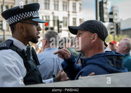 I sostenitori del Football Lads Alliance (DFLA) si scontrano con la polizia nel tentativo di avvicinarsi alla dimostrazione antifascista contro la DFLA a Londra. Contatore dimostrazione organizzata da uniti contro il razzismo e l'islamofobia, sindacati e Stand fino al razzismo hanno marciato dal Palazzo Vecchio Cantiere di Whitehall nel tentativo di bloccare il percorso di calcio democratico Lads Alliance (DFLA) marzo a Londra. Durante la dimostrazione del contatore ci sono stati incidenti in cui DFLA sostenitori ha tentato di avvicinarsi all'anti-razzista manifestanti, che erano controllati dalla polizia. Foto Stock