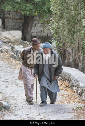 Vecchio Balti gli uomini nel villaggio di Turtuk, Valle di Nubra, Ladakh, India (ex Pakistan, ma presi in consegna da parte dell'India nel 1971) Foto Stock