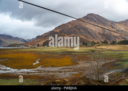 Le sponde del Loch duich durante la bassa marea. cinque suore di Kintail parzialmente in nuvole, West Highlands, Scotland, Regno Unito Foto Stock
