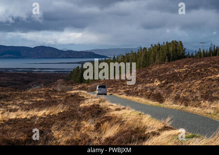 Curva Country Road attraverso paludi ,conduce verso Broadford, Isola di Skye, Ebridi Esterne, Scotland, Regno Unito Foto Stock