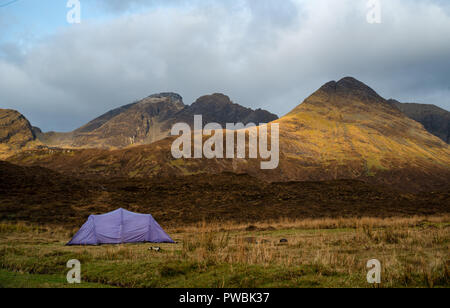 Camping sull'isola di Skye a Loch Slapin, Bla Bheinn (Blaven) sullo sfondo, Black Cuillin, West Highlands, Isola di Skye, Scozia. Foto Stock