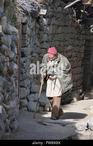 Il vecchio uomo Balti nel villaggio di Turtuk, Valle di Nubra, Ladakh, India (ex Pakistan, ma presi in consegna da parte dell'India nel 1971) Foto Stock