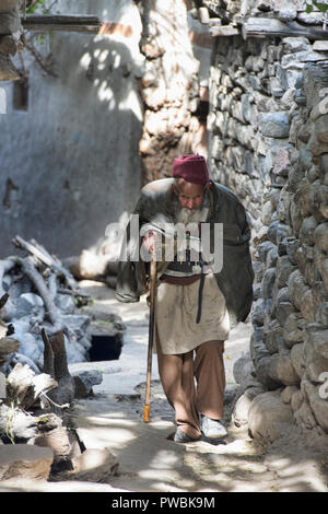 Il vecchio uomo Balti nel villaggio di Turtuk, Valle di Nubra, Ladakh, India (ex Pakistan, ma presi in consegna da parte dell'India nel 1971) Foto Stock