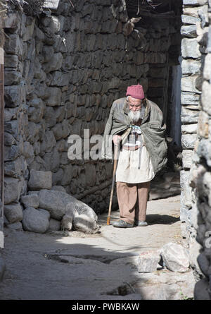 Il vecchio uomo Balti nel villaggio di Turtuk, Valle di Nubra, Ladakh, India (ex Pakistan, ma presi in consegna da parte dell'India nel 1971) Foto Stock