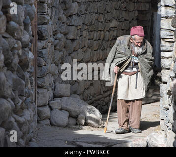 Il vecchio uomo Balti nel villaggio di Turtuk, Valle di Nubra, Ladakh, India (ex Pakistan, ma presi in consegna da parte dell'India nel 1971) Foto Stock