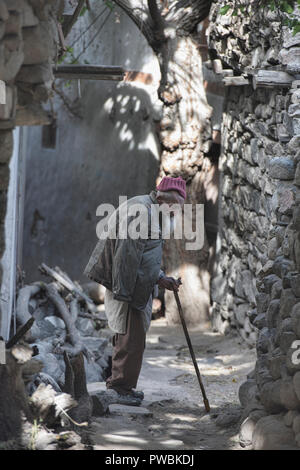 Il vecchio uomo Balti nel villaggio di Turtuk, Valle di Nubra, Ladakh, India (ex Pakistan, ma presi in consegna da parte dell'India nel 1971) Foto Stock