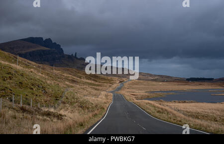 Strada panoramica sull'isola di Skye, portando il vecchio uomo di Storr, Portree, Isola di Skye in Scozia. Foto Stock