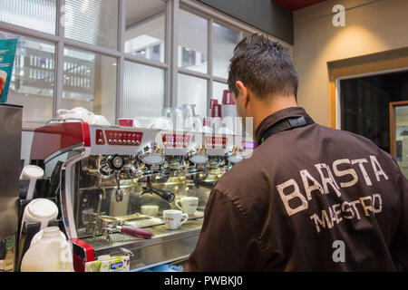 Un caffè costa barista in un duro lavoro, London, Regno Unito Foto Stock