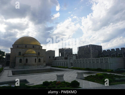 Akhaltsikhe Rabati castello-fortezza moschea complessi con laghetto e la parete Foto Stock