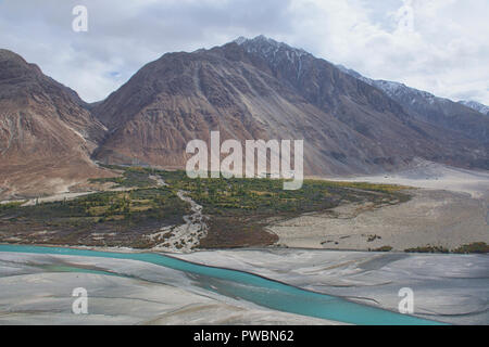 Il bellissimo fiume Shyok e Karakorum Range, Valle di Nubra, Ladakh, India Foto Stock