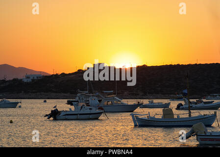 Tramonto sulla baia di Aliki e spiaggia - Cyclades island - Paros - Grecia Foto Stock