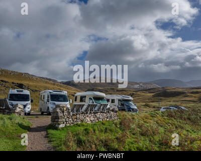 I camper parcheggiato presso il castello di Ardvreck carpark, costa Nord 500 route, Assynt, Scozia. Camper (RVs) sono un modo popolare di touring Scozia Scotland Foto Stock