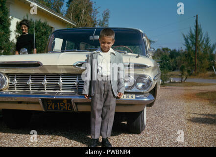 Sette anni di vecchio ragazzo Standis davanti al /family Station wagon, 1959 Chevrolet , STATI UNITI Foto Stock