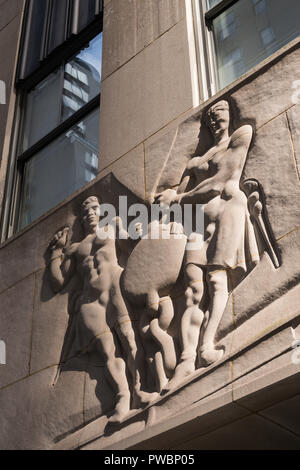 Per commemorare gli operai del centro di carving, Rockefeller Center, New York, Stati Uniti d'America Foto Stock