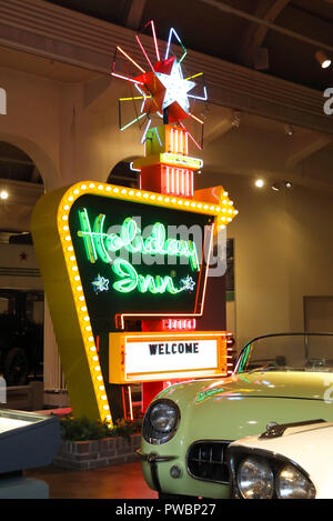 L'iconico Holiday Inn segno nel centro storico il Museo Henry Ford a Dearborn, a Detroit, Michigan, Stati Uniti d'America Foto Stock