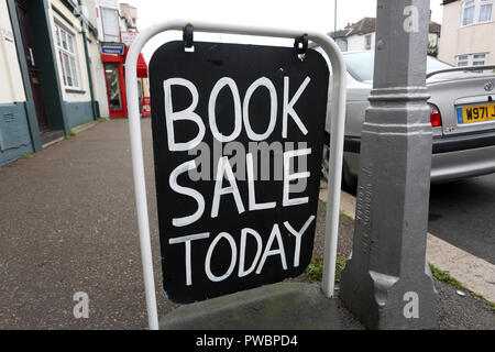 Prenota la vendita a bordo della strada di Bognor Regis, West Sussex, Regno Unito. Foto Stock