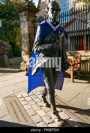 Poeta Robert Fergusson statua drappeggiati in ue stelle bandiera e sì indipendenza vignetta dopo AUOB marzo, Canongate, Royal Mile di Edimburgo, Scozia, Regno Unito Foto Stock