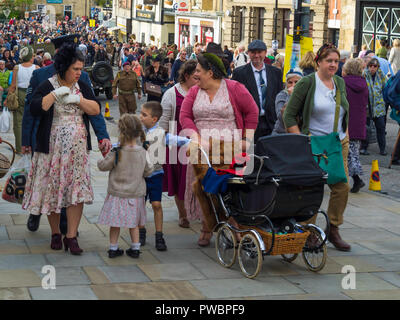 Ottobre 2018 donne e bambini vestiti nel periodo in abiti civili indossati durante la Seconda guerra mondiale a un annuale rievocazione in Pickering North Yorkshire Foto Stock