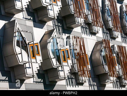 Spazio di contemplazione baccelli sull esterno dell edificio del parlamento scozzese con reticolo mancante, Holyrood, Edimburgo, Scozia, Regno Unito Foto Stock