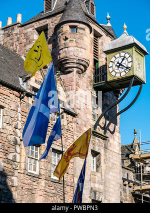 Tolbooth orologio con croce di Sant' Andrea si intraversa Scottish bandiere nazionali a tutti sotto uno striscione indipendenza marzo, Royal Mile di Edimburgo, Scozia, Regno Unito Foto Stock