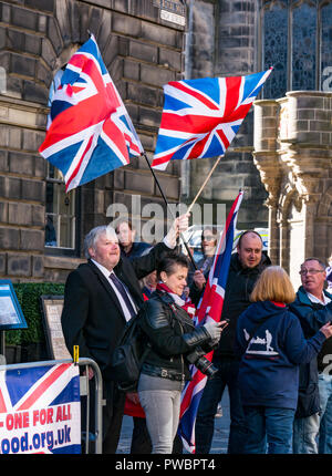 Pro Unione sostenitori Unione sventolando bandiere Jack a Scottish indipendenza Tutti sotto uno striscione AUOB marzo 2108, Royal Mile di Edimburgo, Scozia, Regno Unito Foto Stock