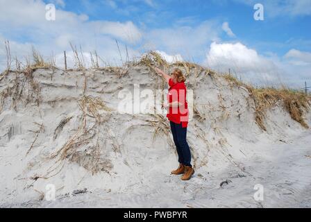 Wilmington District Project Manager Pamela Castens valuta i danni alla sommità di un berm a North Topsail Island dopo il passaggio dell uragano Florence Settembre 24, 2018 in Topsail Beach, Carolina del Nord. Foto Stock