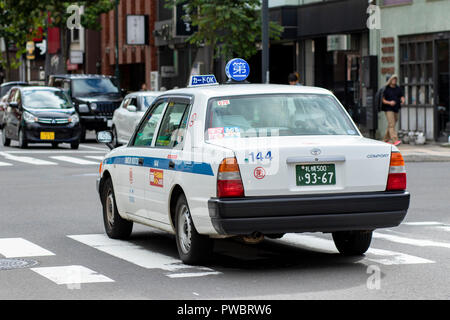 Hokkaido in Giappone - ottobre8,2018 : vecchio toyota taxi guida su sapporoa town street Hokkaido in Giappone Foto Stock