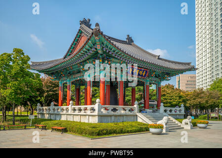 Bell Pavilion di Gukchaebosang Memorial Park. La traduzione dei caratteri coreani è 'Dalgubeol Grand Bell' Foto Stock