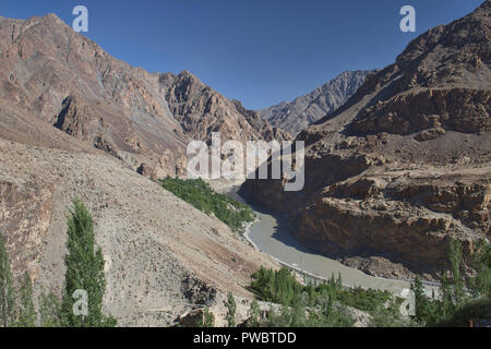 Fiume Indo scorre attraverso la remota valle ariana, Ladakh, India Foto Stock