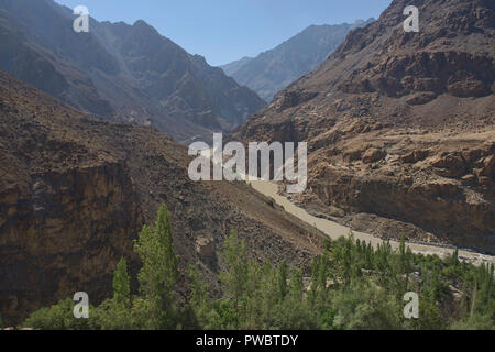 Fiume Indo scorre attraverso la remota valle ariana, Ladakh, India Foto Stock