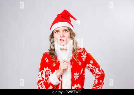 Natale, vacanze e concetto di emozioni - bad arrabbiato donna in costume di santa con barba finta su sfondo bianco Foto Stock