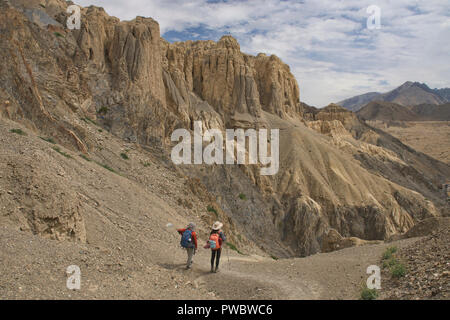 Trekking in moonscape nei pressi di Lamayuru, Ladakh, India Foto Stock