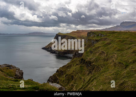 Ripide scogliere a riva nei pressi di Kilt Rock e la lealt Falls, Isola di Skye, Scotland, Regno Unito Foto Stock