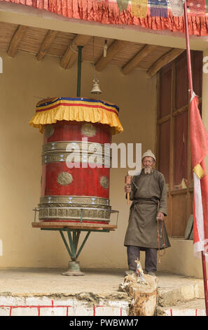 Pellegrino Ladakhi e ruota di preghiera, Lamayuru, Ladakh, India Foto Stock