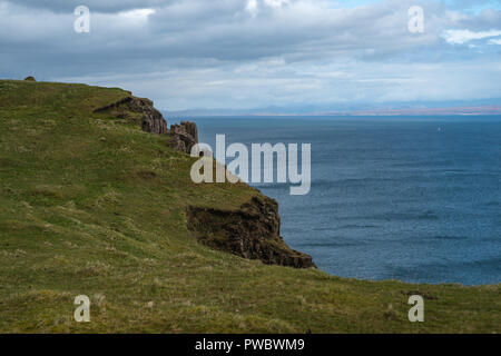 Ripide scogliere a riva nei pressi di Kilt Rock e la lealt Falls, Isola di Skye, Scotland, Regno Unito Foto Stock