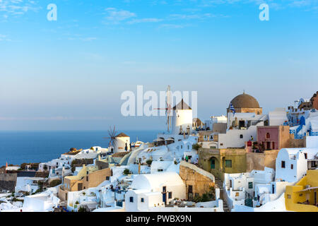 Santorini, Grecia. Una vista pittoresca del tradizionale delle Cicladi Santorini case sulla scogliera Foto Stock