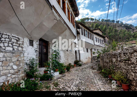 Le piccole strade Berat città di 1000 windows in Albania Foto Stock