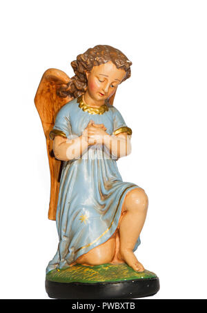 Angelo in preghiera con il vestito blu, gesso, statua in gesso e dipinte a mano, isolato su sfondo bianco Foto Stock