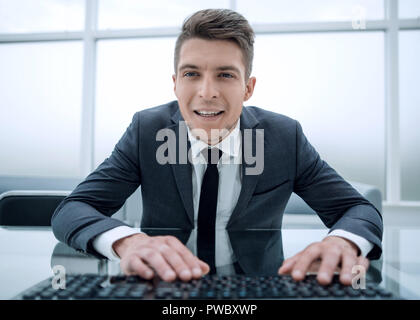 Elegante imprenditore professionale lavorando sul computer guardando Foto Stock