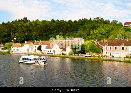 Persone su un Le Boat cruiser passando per il villaggio di Vaux sul fiume Yonne, Borgogna, in Francia, in Europa Foto Stock