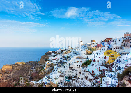 Santorini, Grecia. Una vista pittoresca del tradizionale delle Cicladi Santorini case sulla scogliera Foto Stock