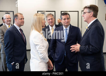 Ivanka Trump, figlia del presidente Donald Trump, durante una visita al Centro Spaziale Johnson Settembre 20, 2018 a Houston, Texas. In piedi da sinistra a destra sono: amministratore della NASA Jim Bridenstine, Ivanka Trump, U.S. Rappresentante Brian Babin, U.S. Il senatore Ted Cruz e Lt Gov. di Texas Dan Patrick. Foto Stock