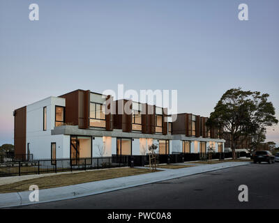 Elevazione di strada. I padiglioni di acqua dolce, acqua dolce, Australia. Architetto: Nettleton Tribe, 2018. Foto Stock