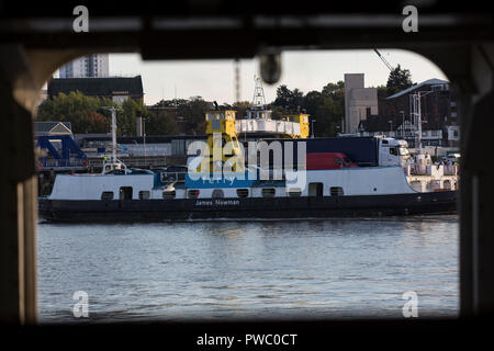 Woolwich Ferry della flotta di 1963 navi prendono il loro ultimo viaggio sul fiume Tamigi come essi sono ben presto di essere dismessi e sostituiti, London, Regno Unito Foto Stock