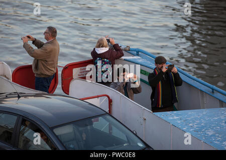 Woolwich Ferry della flotta di 1963 navi prendono il loro ultimo viaggio sul fiume Tamigi come essi sono ben presto di essere dismessi e sostituiti, London, Regno Unito Foto Stock